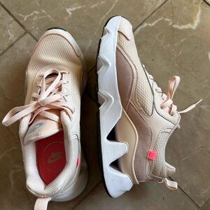 Nike Pink Sneakers Sporty Low-Top Design